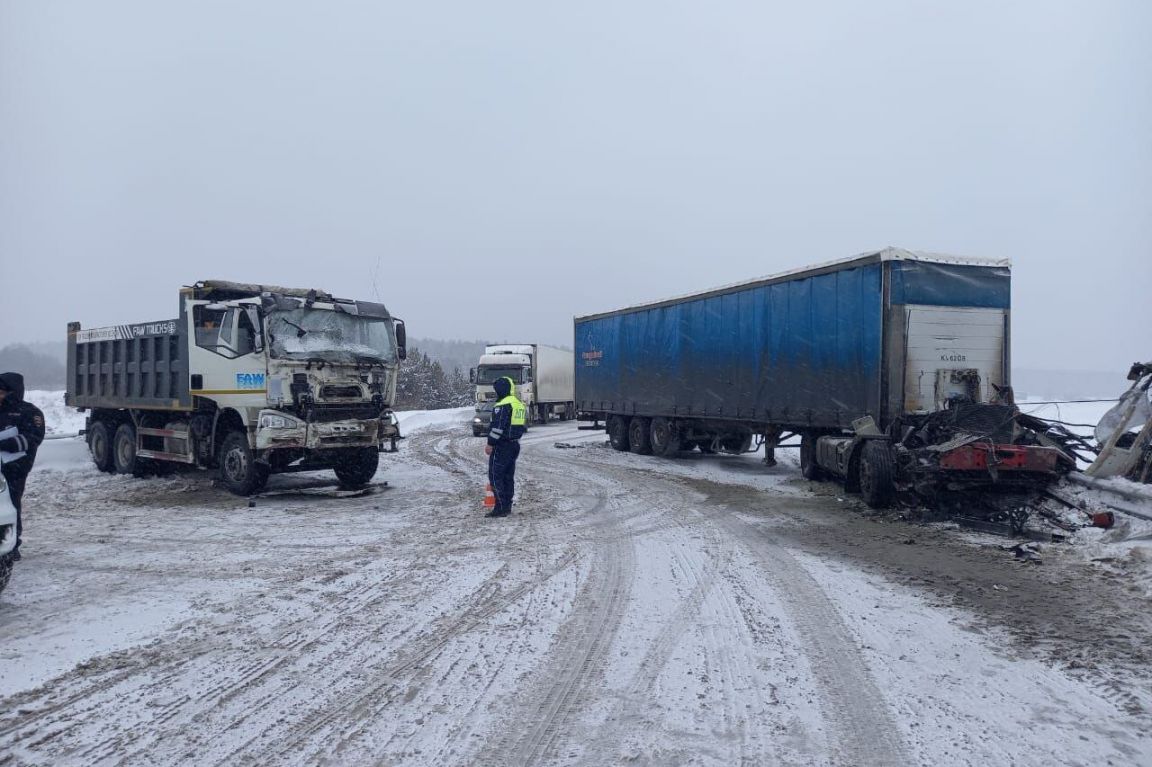 Движение транспорта на ЕКАД ограничили из-за аварии - «Уральский рабочий»